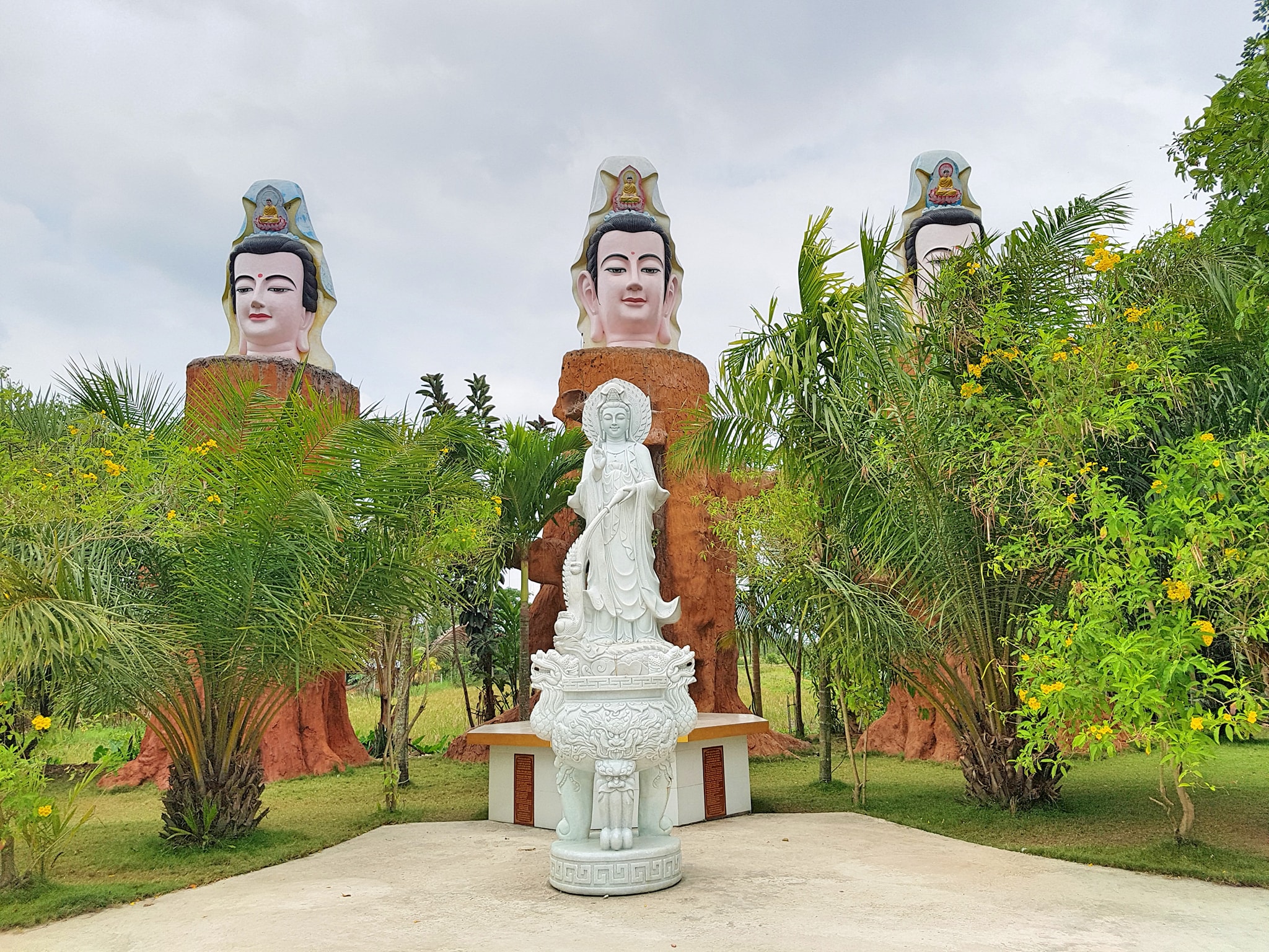 Phong cảnh chùa Phật Học 2 - Điểm du lịch tâm linh nổi tiếng ở Sóc Trăng